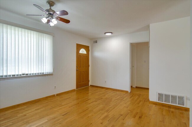 Building Photo - Great Location 3BD Home with Wood Floors &...