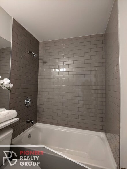 Building Photo - 511 W Barry Ave