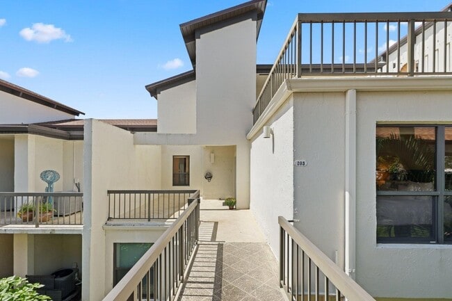 Building Photo - 800 Greensward Ct
