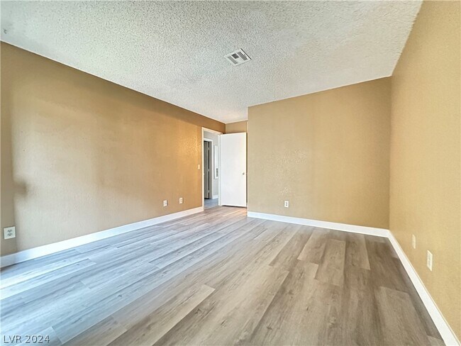 Building Photo - 6873 Tamarus St
