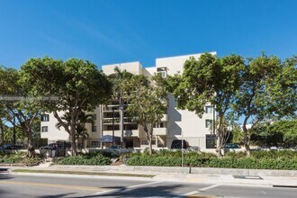 Building Photo - 2715 Tigertail Ave