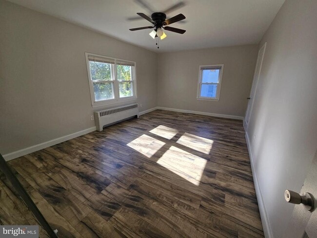 Building Photo - 286 N Oak Ave