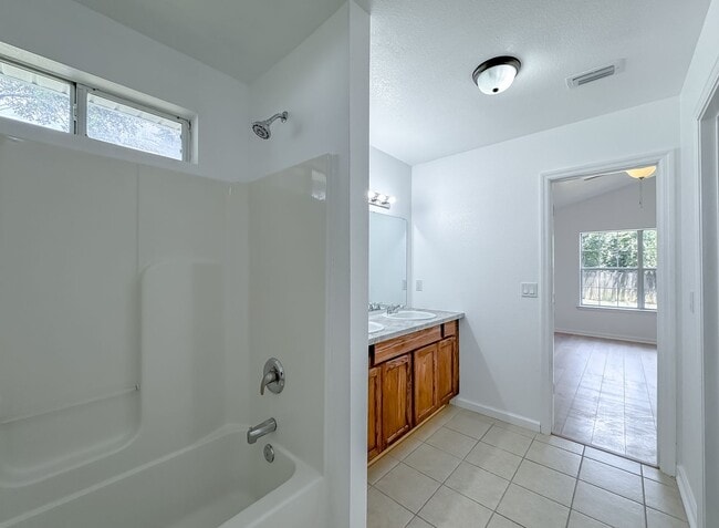 Building Photo - Renovated 3/2 House w/ New Paint/Flooring,...