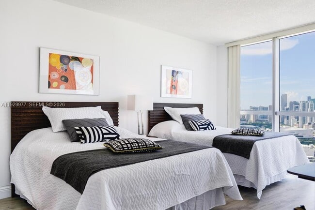 Building Photo - 1750 N Bayshore Dr