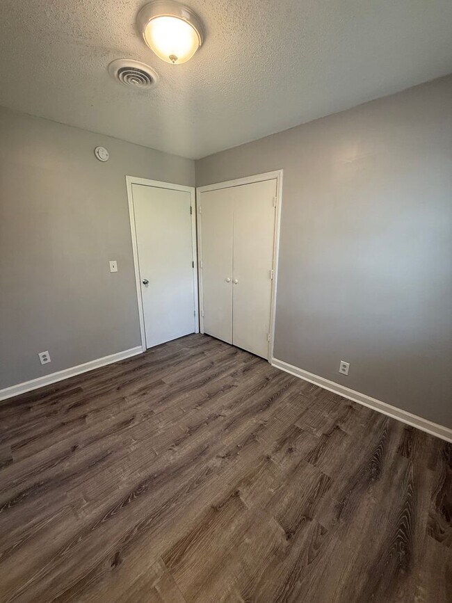 Building Photo - Centrally Located Duplex