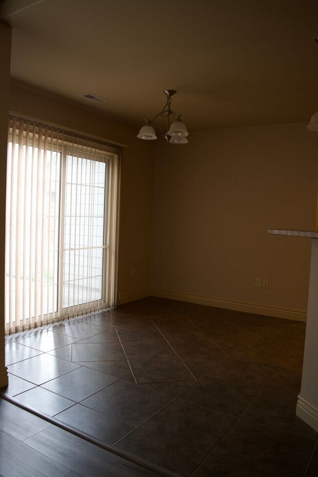 Building Photo - Marvelous 3 Bedroom House In Mill Creek Ma...
