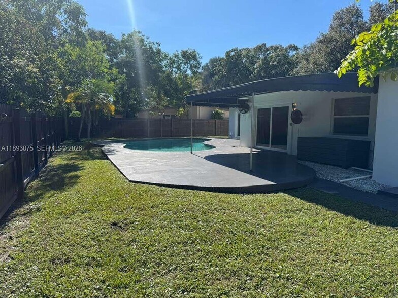 Building Photo - 740 Beachwood Ln