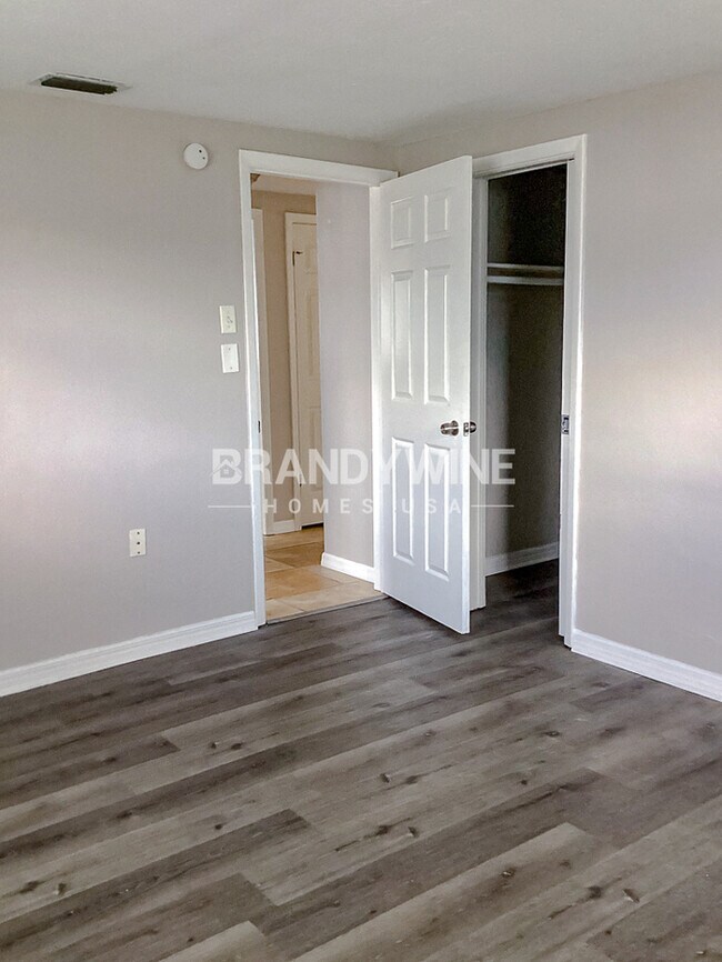 Building Photo - 7317 Oak Crest Dr