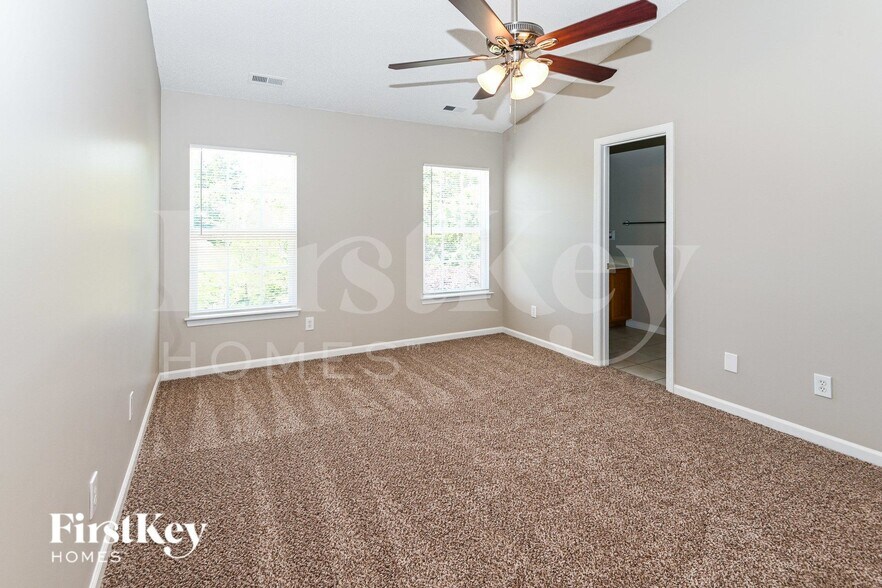 Building Photo - 8121 Chatham Oaks Dr