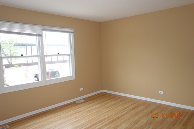 Building Photo - 300 Meadow Ct