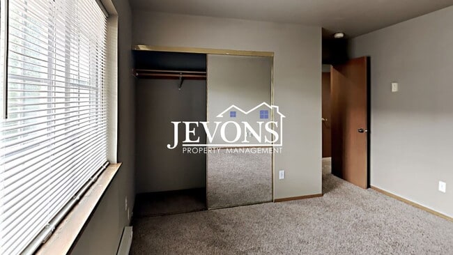 Building Photo - Beautiful duplex near I-823 with flexible ...