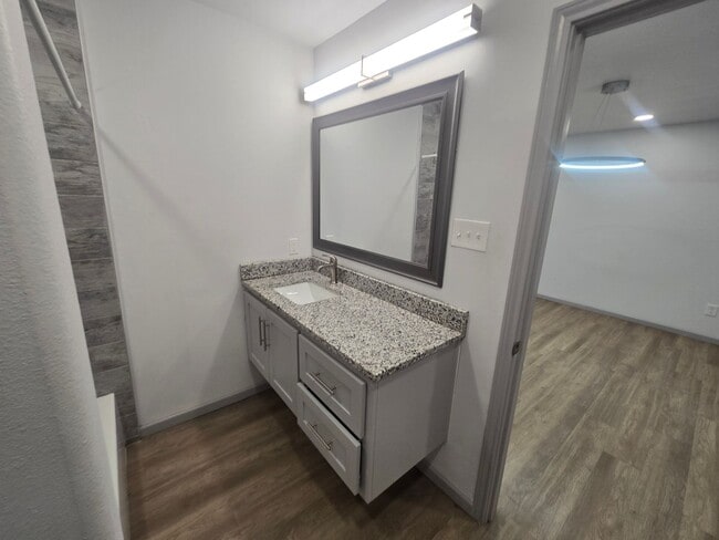 Building Photo - Spacious 4/3/2 Home with Modern Finishes and Great Location