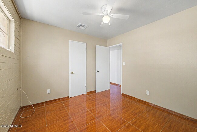 Building Photo - 1823 E Sunland Ave