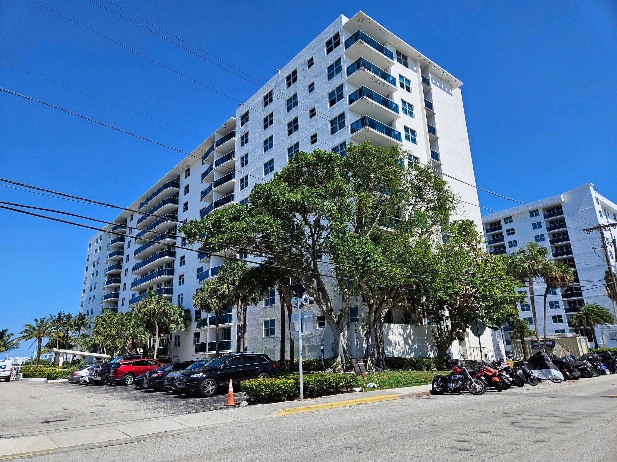 Building Photo - 7501 E Treasure Dr