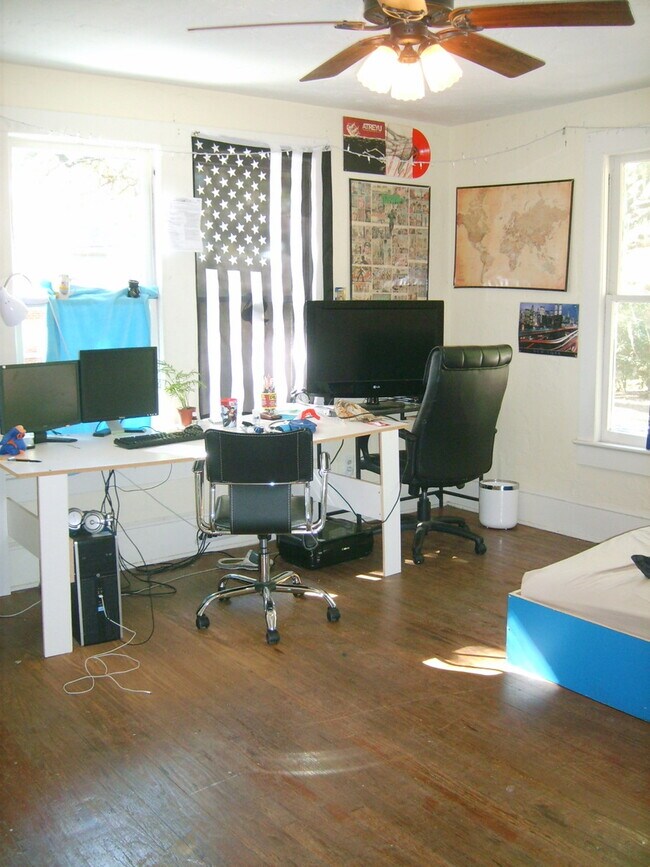 Building Photo - Huge 3 Bedroom, 1 Bathroom Apartment Steps From UF in Fifth Avenue