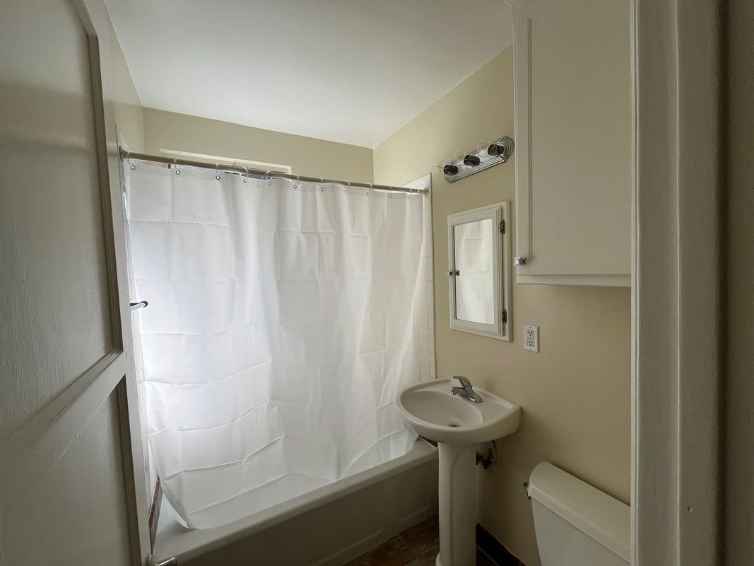 Building Photo - 126 N Maple St