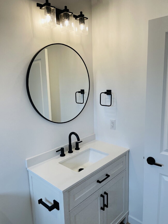 Building Photo - Spacious 3-Bed, 2-Bath Home on Thomson Court