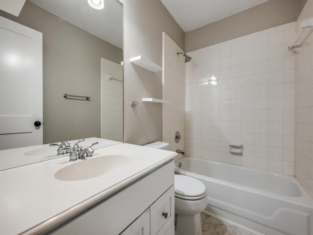 Building Photo - 734 Winding Oak Bend
