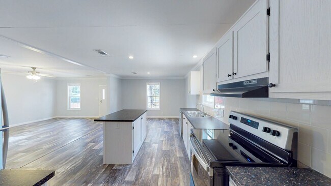 Building Photo - 3/2 Brooksville Available Now !