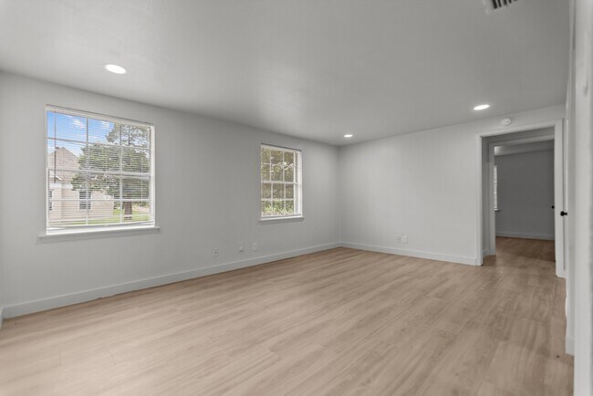 Building Photo - 517 W Houston St