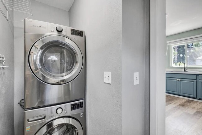 Building Photo - Kensington Avenue