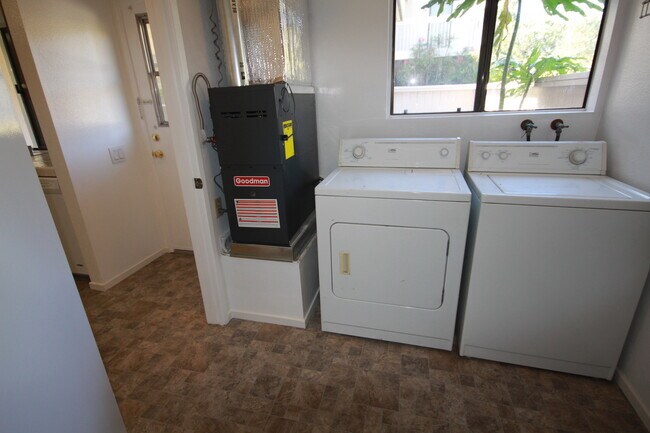 Building Photo - 3 Bedroom/2.5 Bath Townhouse in Heart of UTC
