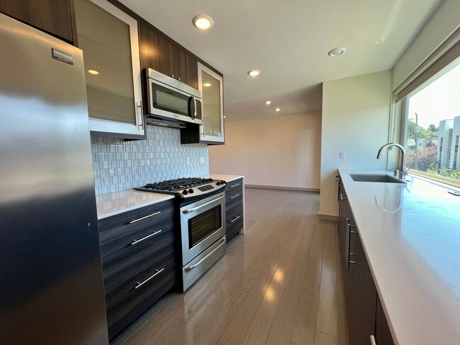 Building Photo - LUXURY ALKI 3 BED TOWNHOME FOR RENT W EXPA...