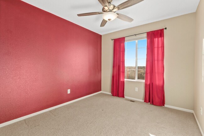 Building Photo - Gorgeous Home With Two Car Garage and Acce...