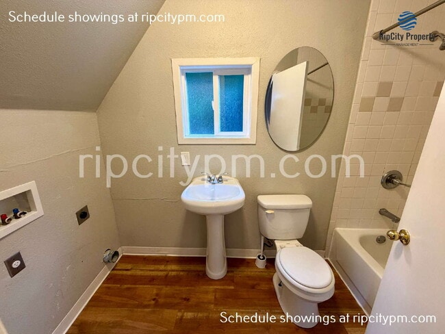 Building Photo - 1728 SE Clatsop St