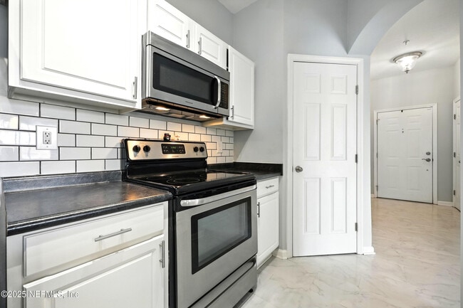 Building Photo - 7990 Baymeadows Rd