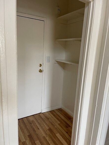 entry w/shelves - 4013 W Sunset Blvd