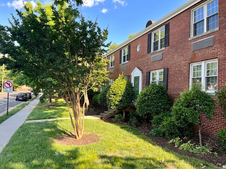 Building Photo - 5 E Glebe Rd