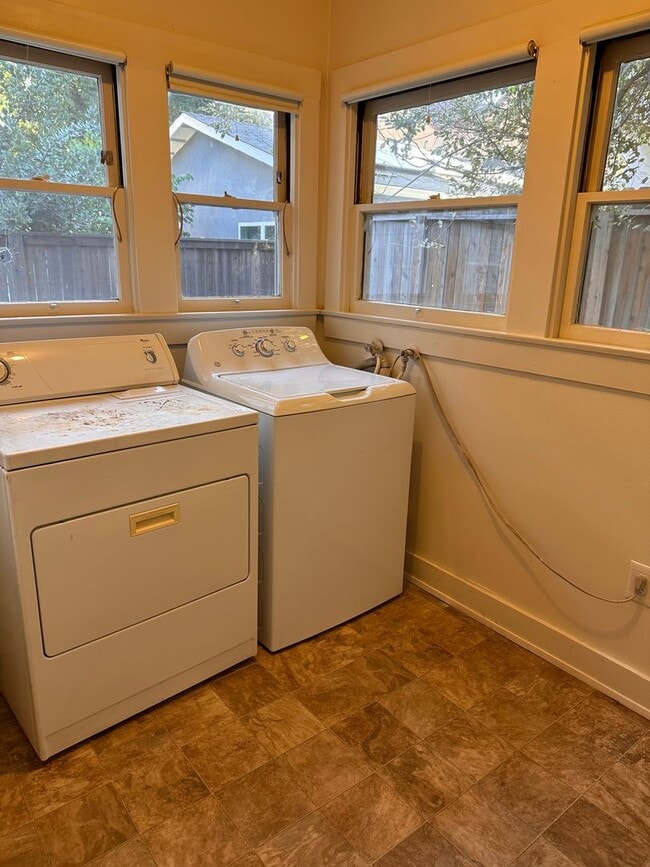 Building Photo - Charming House Located Steps From UCD