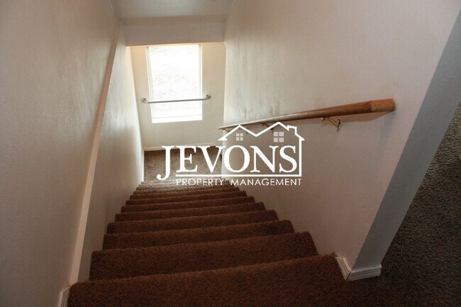 Building Photo - 309 N Naches Ave