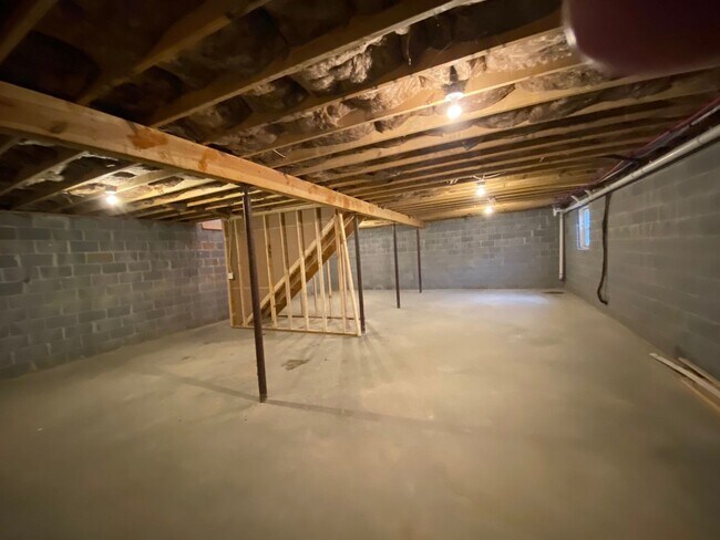 Building Photo - 2069 Lindsey Ln