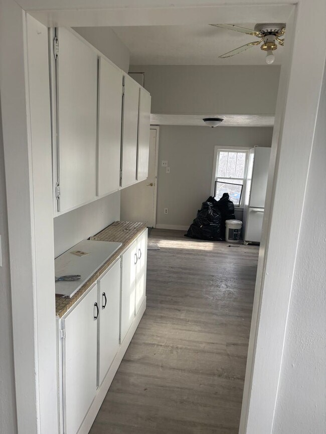 Building Photo - 624 N Lewis Ave