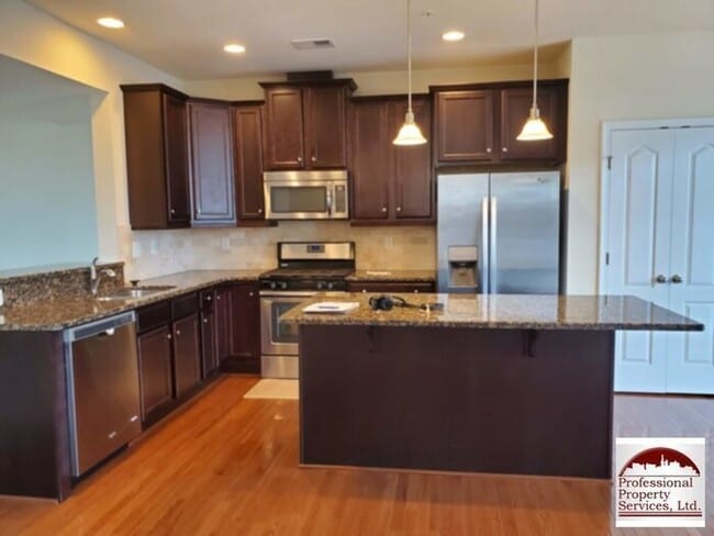 Building Photo - Beautiful Luxury Townhome Near Everything!