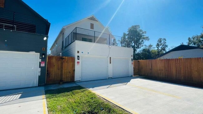 Building Photo - Stunning Duplex with Garage & Modern Finishes