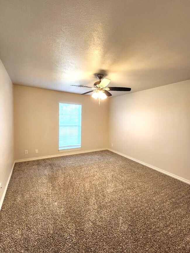 Building Photo - 4 Bed 2.5 Bath 2 Car Garage in Camelot Addition NW OKC