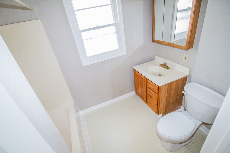 Building Photo - 4220 Caroline Ave