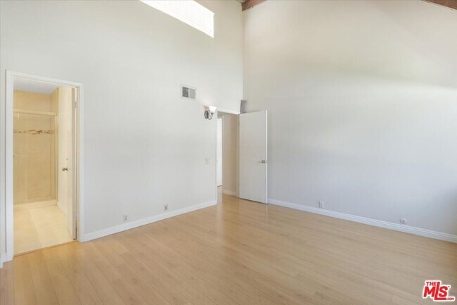Building Photo - 449 W Duarte Rd