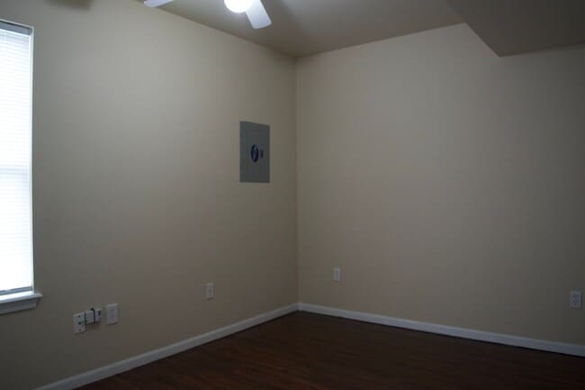 Building Photo - Nice 4 Bed 3 Bath Duplex!
