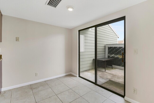Building Photo - 202 Lakewood Dr