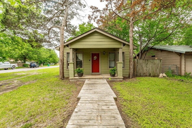 Primary Photo - Cozy 2 bedroom on corner lot with privacy ...