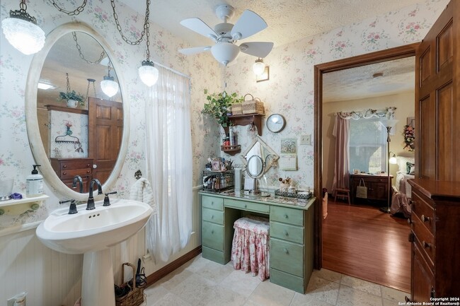 Building Photo - 1209 Oak Ln