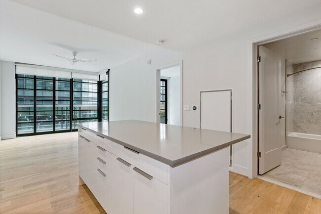 Building Photo - 1 Bed Plus Den 1 Bath! Pets Welcome! Pool!