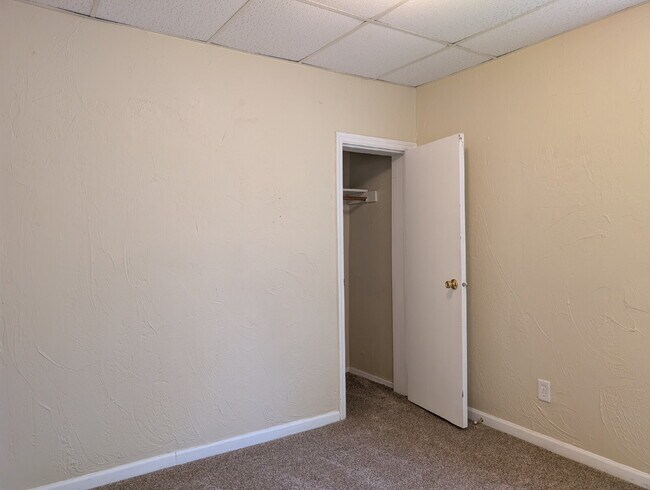 Building Photo - 2 Bedroom Lower Duplex In Green Bay