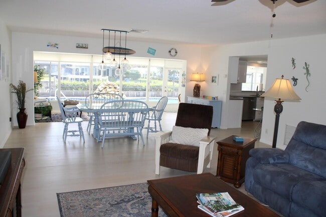 Building Photo - 2066 5th Ct SE