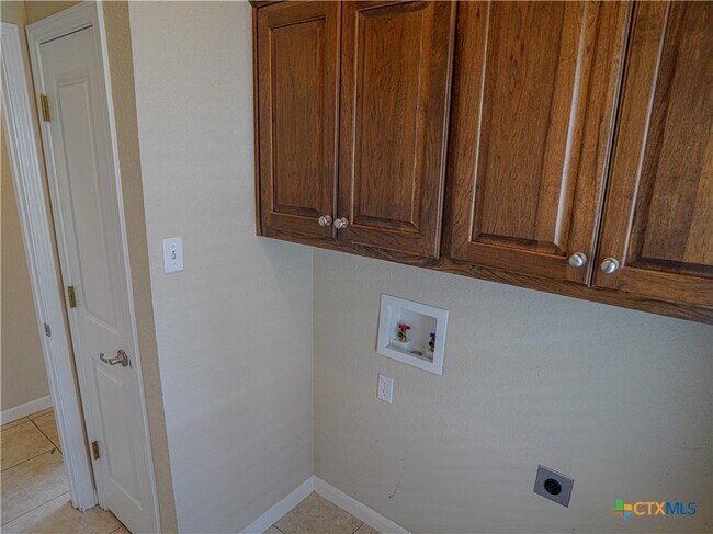 Building Photo - 1651 Hanz Dr