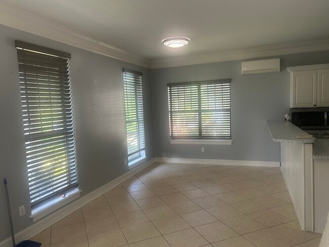 Building Photo - 409 E 7th Ave